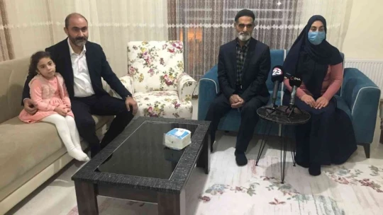 CHP Genel Başkanı Kılıçdaroğlu, Elazığ depreminin simgesi 'Yüsra Bebek' ile görüştü