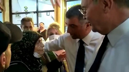 CHP Heyeti İle Karşılaşan Teyze,'Niye ortaya düşmüşsünüz'