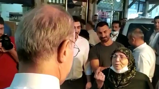 CHP Heyeti İle Karşılaşan Teyze,'Niye ortaya düşmüşsünüz'