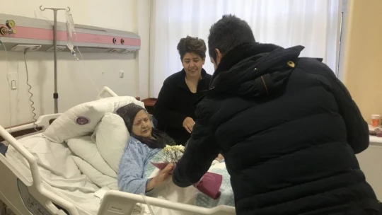 Çiçekler bu kez sevgililere değil, depremzedelere
