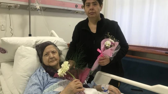 Çiçekler bu kez sevgililere değil, depremzedelere