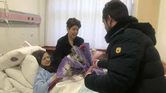 Çiçekler bu kez sevgililere değil, depremzedelere