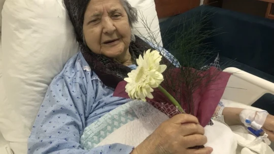 Çiçekler bu kez sevgililere değil, depremzedelere