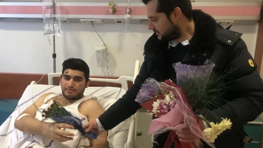 Çiçekler bu kez sevgililere değil, depremzedelere