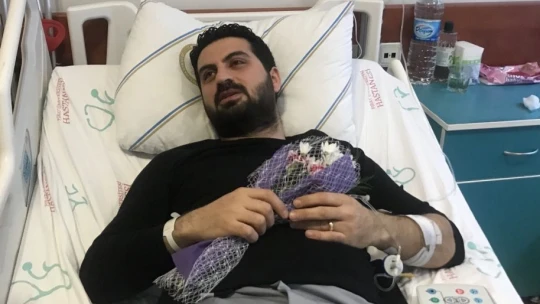 Çiçekler bu kez sevgililere değil, depremzedelere