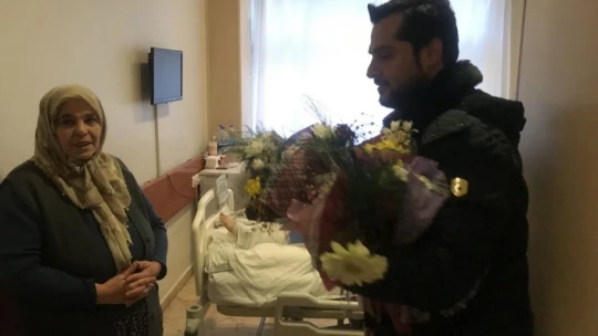 Çiçekler bu kez sevgililere değil, depremzedelere