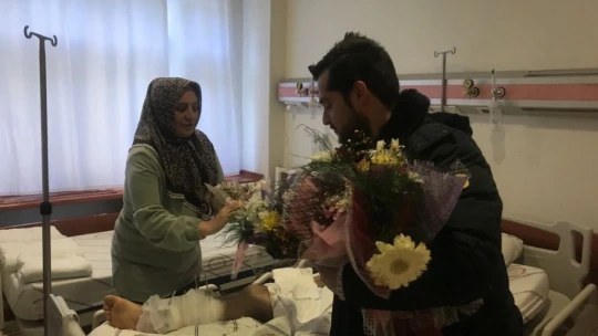 Çiçekler bu kez sevgililere değil, depremzedelere