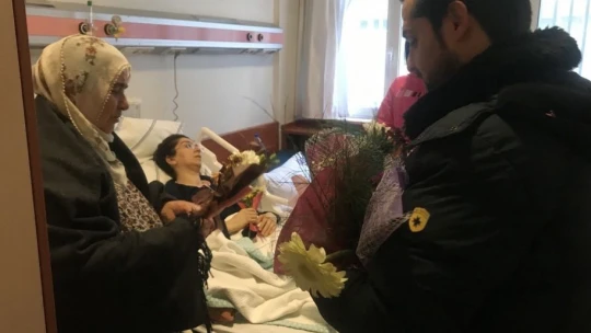 Çiçekler bu kez sevgililere değil, depremzedelere