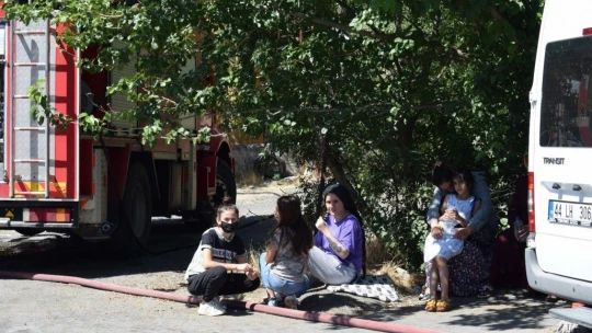 Çıkardığı yangında söndürme çalışmalarını izlerken yakalandı