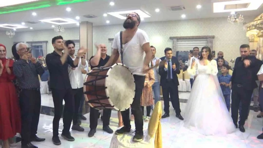 Çılgın davulcu yine kendinden geçti