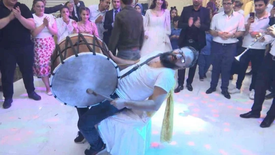 Çılgın davulcu yine kendinden geçti