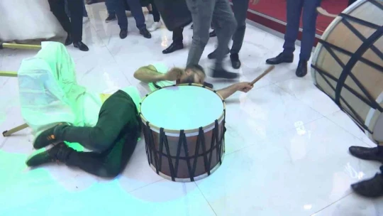 Çılgın davulcu yine kendinden geçti