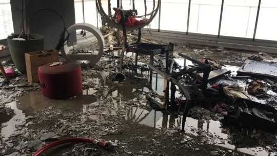 Çocuğun düşürdüğü ısıtıcı camla kapatılan balkonu küle çevirdi: 4 yaralı