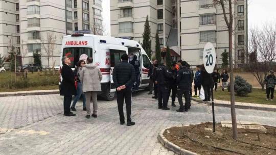 Çocuğun düşürdüğü ısıtıcı camla kapatılan balkonu küle çevirdi: 4 yaralı