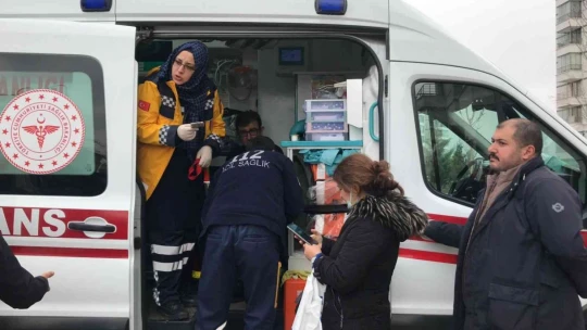 Çocuğun düşürdüğü ısıtıcı camla kapatılan balkonu küle çevirdi: 4 yaralı