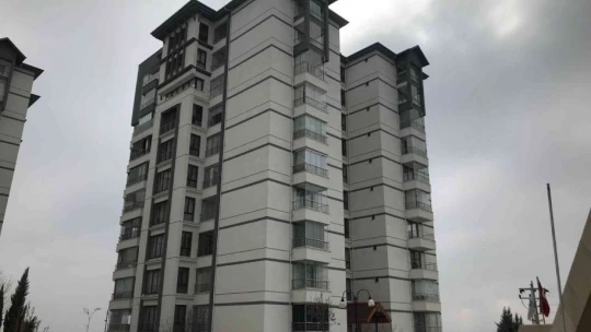 Çocuğun düşürdüğü ısıtıcı camla kapatılan balkonu küle çevirdi: 4 yaralı