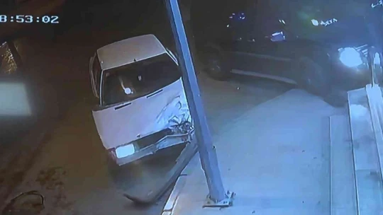 Çocuk sürücü dehşet saçtı, 3 kişi ölümden döndü: Kaza kameraya saniye saniye yansıdı