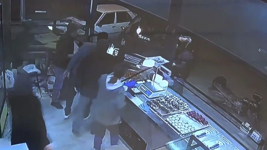 Çocuk sürücü dehşet saçtı, 3 kişi ölümden döndü: Kaza kameraya saniye saniye yansıdı
