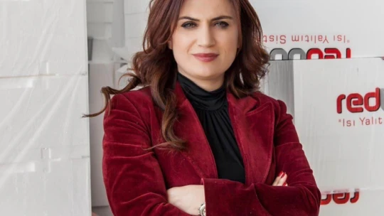 Çocuklar kirlenmekten korkmadı, elleriyle duvar boyadı