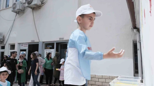 Çocuklar kirlenmekten korkmadı, elleriyle duvar boyadı