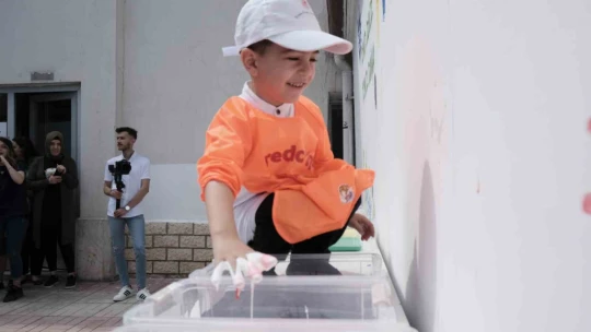 Çocuklar kirlenmekten korkmadı, elleriyle duvar boyadı