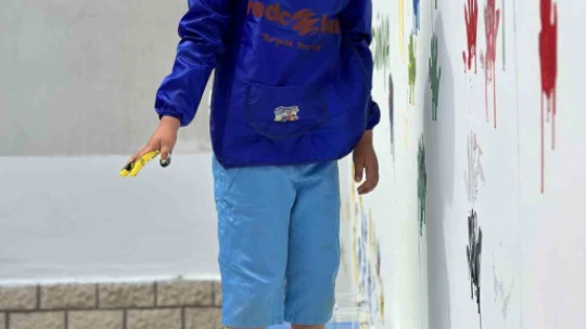 Çocuklar kirlenmekten korkmadı, elleriyle duvar boyadı