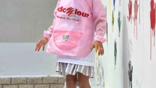 Çocuklar kirlenmekten korkmadı, elleriyle duvar boyadı