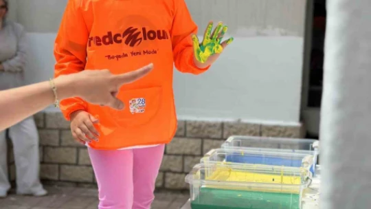 Çocuklar kirlenmekten korkmadı, elleriyle duvar boyadı