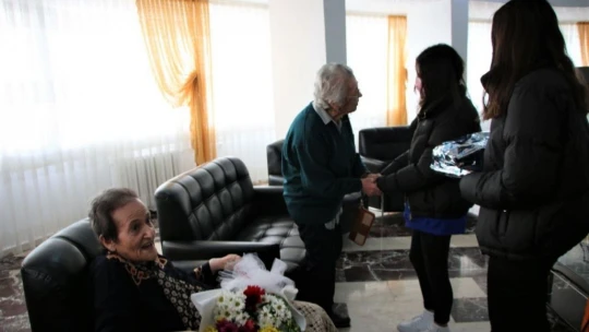 Çocuklardan en yaşlı öğretmenlere anlamlı ziyaret