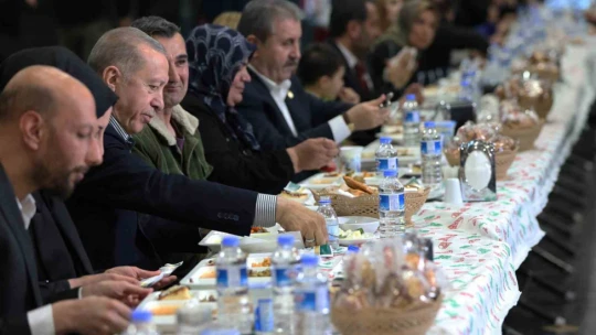 Cumhurbaşkanı Erdoğan Elazığ'da depremzedelerle iftarda buluştu