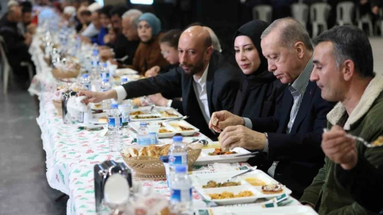 Cumhurbaşkanı Erdoğan Elazığ'da depremzedelerle iftarda buluştu
