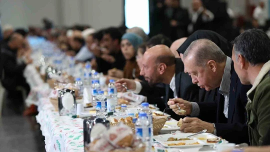 Cumhurbaşkanı Erdoğan Elazığ'da depremzedelerle iftarda buluştu