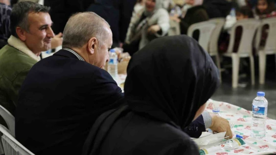 Cumhurbaşkanı Erdoğan Elazığ'da depremzedelerle iftarda buluştu