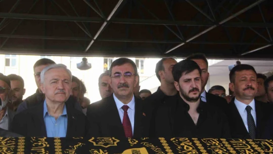 Cumhurbaşkanı Yardımcısı Yılmaz, AK Parti eski milletvekilinin cenazesine katıldı