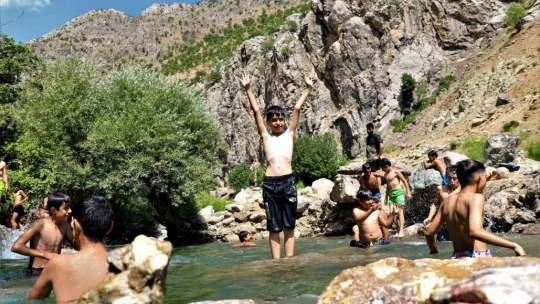 Dağın zirvesinde yüzen çocuklar, profesyonellere taş çıkarıyor