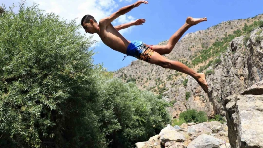 Dağın zirvesinde yüzen çocuklar, profesyonellere taş çıkarıyor