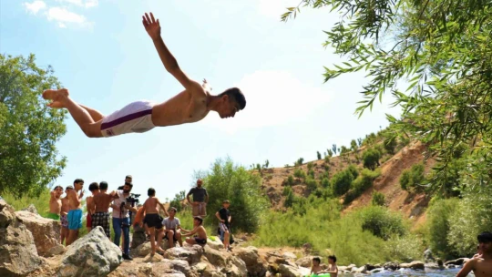 Dağın zirvesinde yüzen çocuklar, profesyonellere taş çıkarıyor