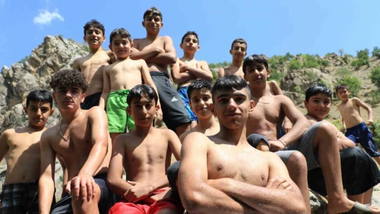 Dağın zirvesinde yüzen çocuklar, profesyonellere taş çıkarıyor