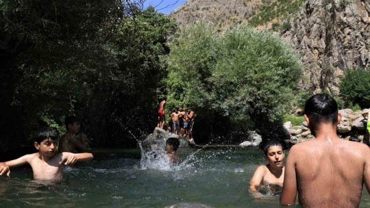 Dağın zirvesinde yüzen çocuklar, profesyonellere taş çıkarıyor