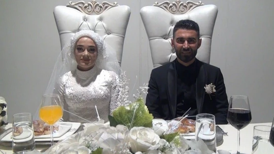 Damadın 'evet' dediği sırada arkadaşları 'Son pişmanlık neye yarar' şarkısını açtı