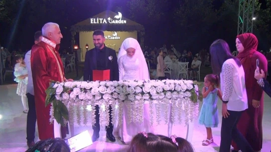Damadın 'evet' dediği sırada arkadaşları 'Son pişmanlık neye yarar' şarkısını açtı
