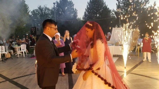 Damat çiftçi olunca düğün konvoyunu traktörler oluştu