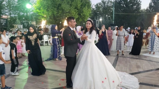 Damat çiftçi olunca düğün konvoyunu traktörler oluştu