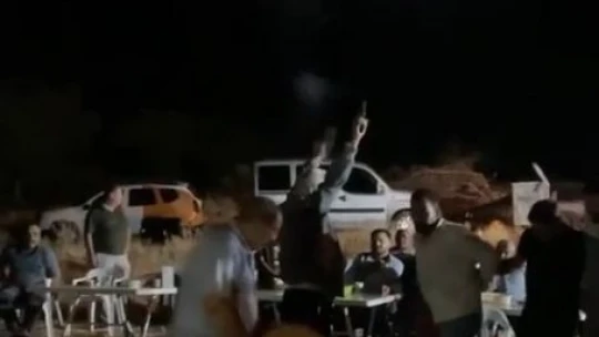 Davula ritim tutan şahıs, iki eline aldığı silahla havaya ateş açtı