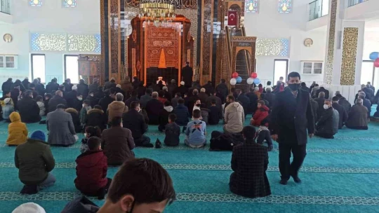 Dede ve torunların camideki renkli buluşması