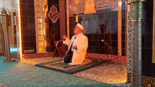 Dede ve torunların camideki renkli buluşması