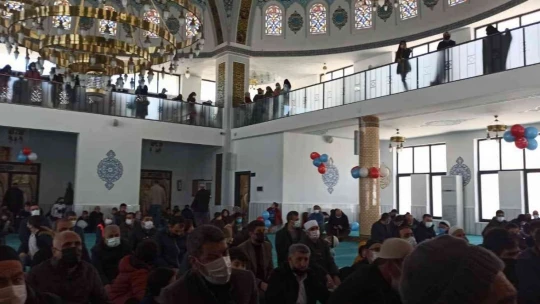 Dede ve torunların camideki renkli buluşması