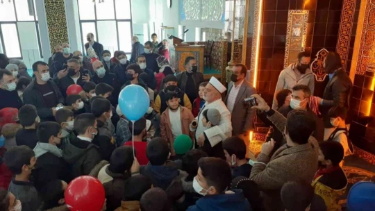 Dede ve torunların camideki renkli buluşması