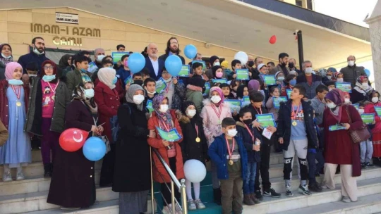 Dede ve torunların camideki renkli buluşması