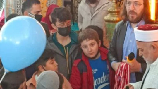 Dede ve torunların camideki renkli buluşması